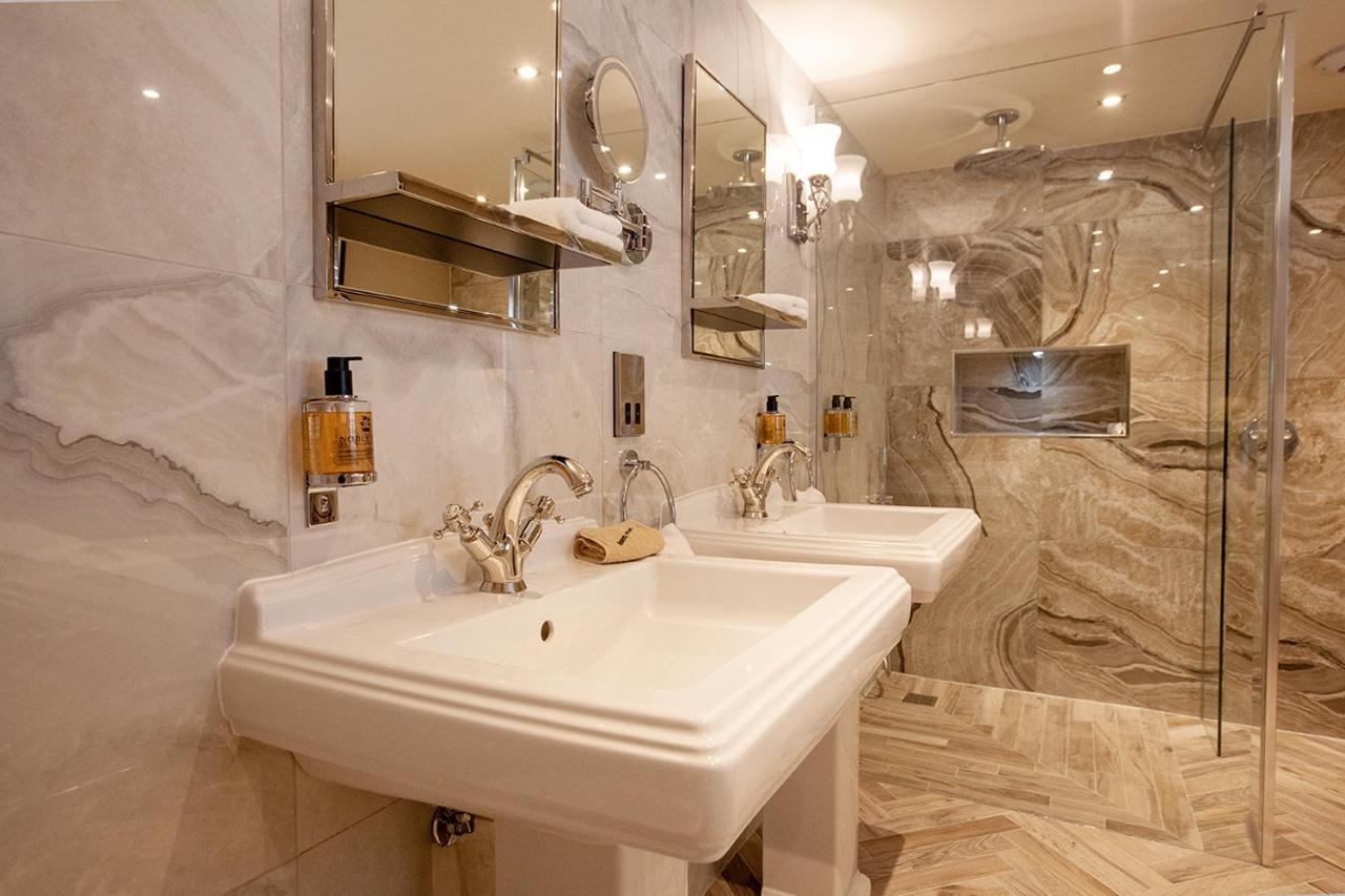 The Fox And Hounds Country Inn Пикъринг Екстериор снимка