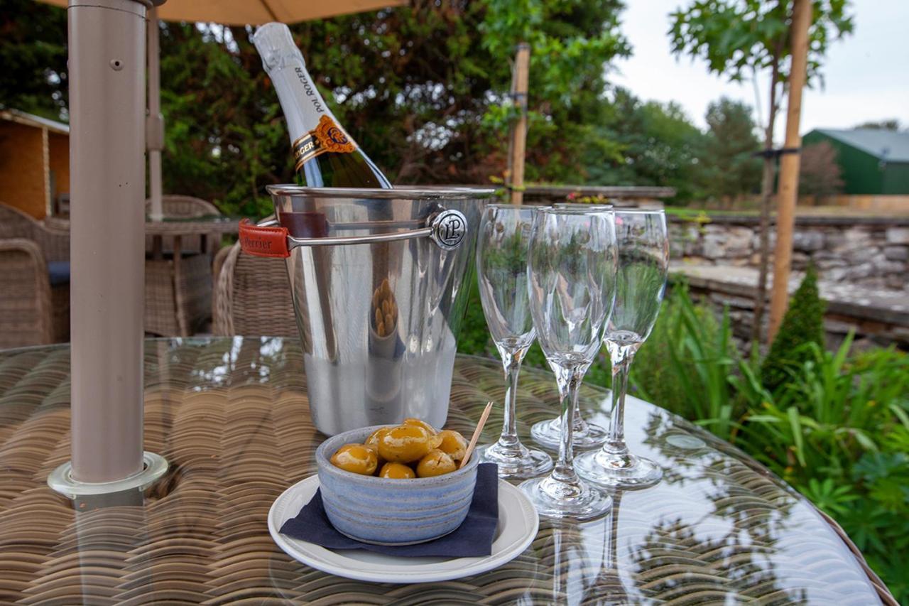 The Fox And Hounds Country Inn Пикъринг Екстериор снимка