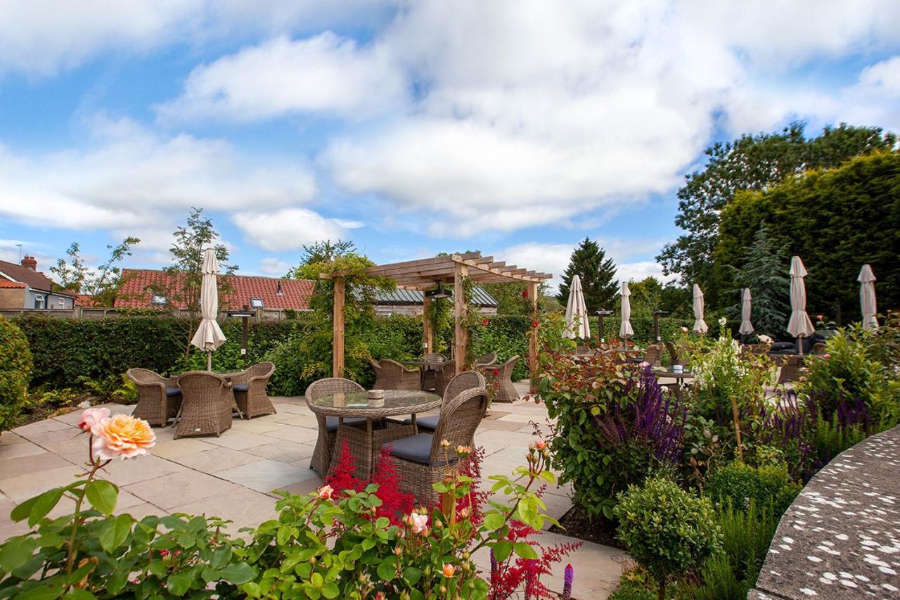 The Fox And Hounds Country Inn Пикъринг Екстериор снимка