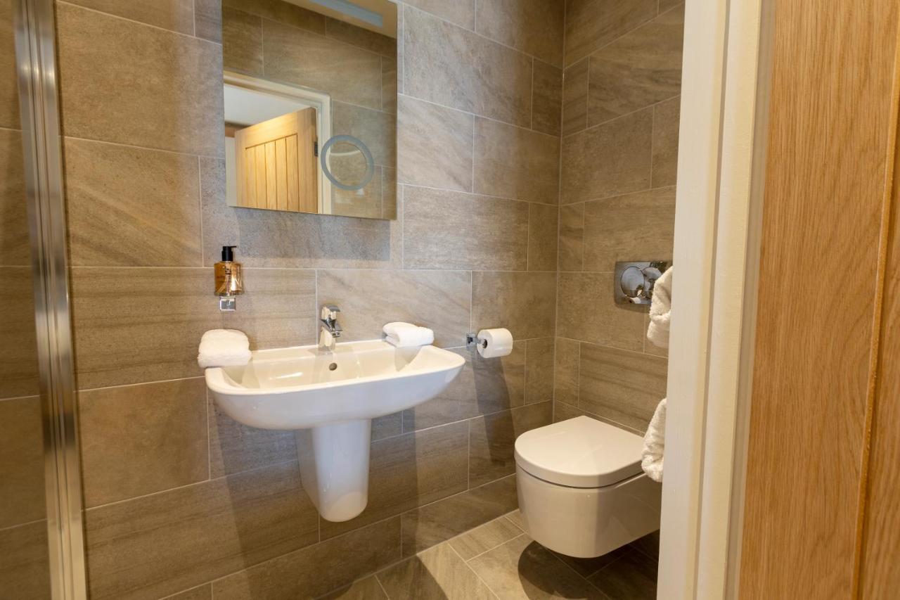 The Fox And Hounds Country Inn Пикъринг Екстериор снимка